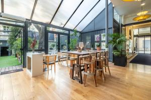 a dining room with a table and chairs at Le Boutique Hotel & Spa in Bordeaux