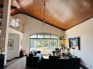 a living room with a wooden ceiling at The Yellow Retreat in A dos Cunhados