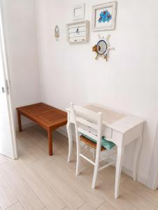 a white desk with a chair next to a table at Marea Blanca in Porto Cesareo