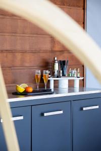 a counter with two glasses of wine and fruit at Villa Scappà Porticcio - Piscine & vue mer in Grosseto-Prugna