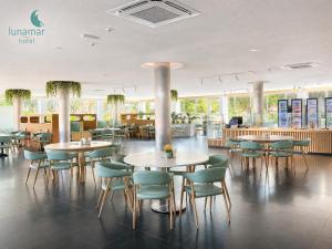 a restaurant with tables and chairs in a cafeteria at Hotel Lunamar in Beira