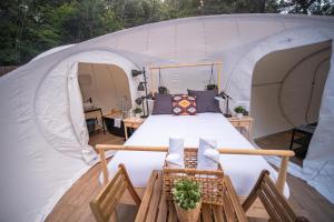 a bedroom in a tent with a bed in it at Burbujas cerca de Ronda in Ronda
