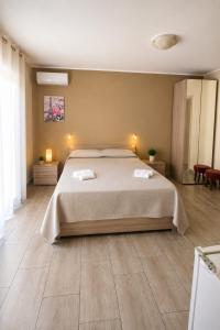 a bedroom with a bed with two towels on it at Martina paradise Etna in Nicolosi