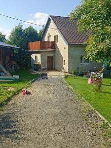 a house with a gravel driveway in front of it at Apartmán Slepička in Weissbach