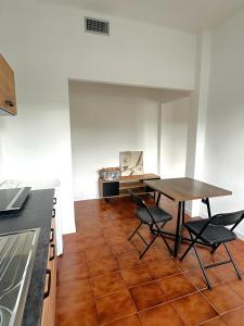 a kitchen with a table and chairs in a room at Smart Living Tavernerio in Tavernerio