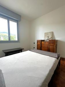 a bedroom with a large white bed and a window at Smart Living Tavernerio in Tavernerio