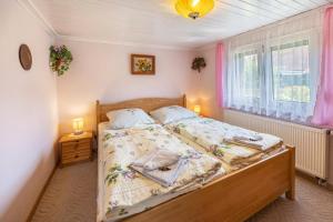 a bedroom with a bed and two lamps and a window at Ferienwohnung Miertsch in Oranienbaum-Wörlitz