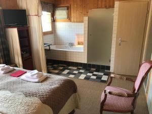 a room with a bed and a bath tub at Hamilton Lodge & Spa in Belalp
