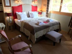 a bedroom with a bed with two towels on it at Hamilton Lodge & Spa in Belalp