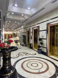 a lobby with a large rug on the floor at فندق شعاع النزهة - مكة المكرمة in Mecca