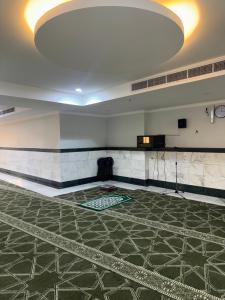 a room with a large ceiling with a stone floor at فندق شعاع النزهة - مكة المكرمة in Mecca