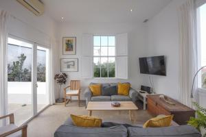 a living room with a couch and a tv at Casa La Breña La Palma in Breña Baja