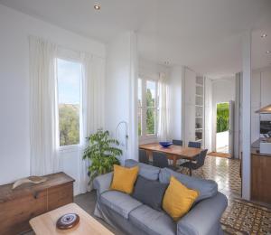 a living room with a blue couch and yellow pillows at Casa La Breña La Palma in Breña Baja