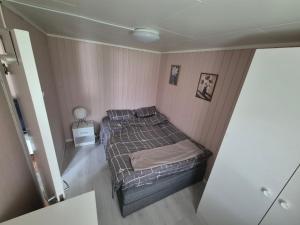 a small bedroom with a bed in a room at Cozy Home in Stokmarknes