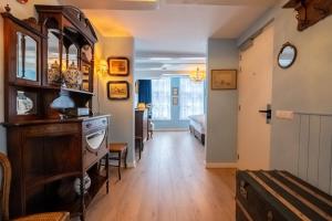 a hallway with a dresser and a room with a bed at Hotel Bet van Beeren in Amsterdam