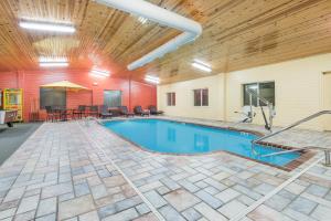 Piscina a Super 8 by Wyndham Webster City IA o a prop