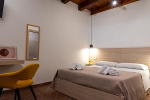 ein Schlafzimmer mit einem Bett und einem gelben Stuhl in der Unterkunft Da Concy in Castelmezzano