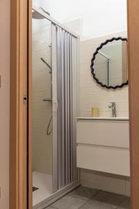 ein Badezimmer mit Dusche und Waschbecken in der Unterkunft Da Concy in Castelmezzano + 13 Fotos