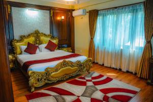 a bedroom with a king sized bed with a gold frame at Devi Aura Villa in Burhānilkantha