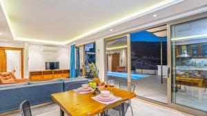 a living room with a table and a couch at Secluded Sea-View Romantic Escape Villa Bella 4 Leylak in Üzümlü