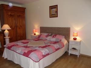 um quarto com uma cama grande e 2 candeeiros em Chambre d'hôtes Le Pot au Lait em Villaines-la-Juhel