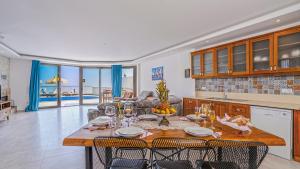a kitchen and living room with a table and chairs at Luxury Valley-View Escape in Islamlar -Villa 5 Kartal Yuvası in Üzümlü