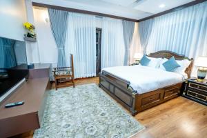 a bedroom with a large bed and a television at Devi Aura Villa in Burhānilkantha