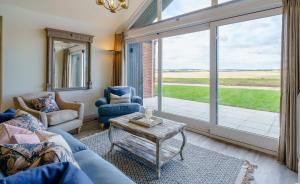 ein Wohnzimmer mit Sofa und Tisch in der Unterkunft 1 Pheasant in East Ilsley