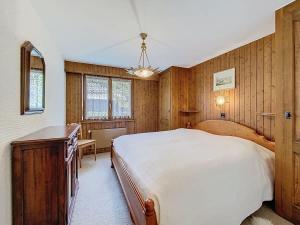 a bedroom with a large bed and wooden walls at Tayannes 222 in Verbier