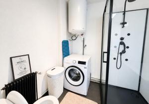 a bathroom with a washing machine and a toilet at Grand T4 Compiègne in Compiègne