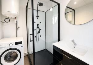 a bathroom with a washing machine and a sink at Grand T4 Compiègne in Compiègne