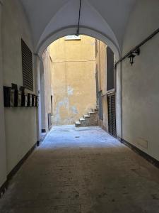 an empty alley way with stairs in a building at Cozy Apartment in Chieti Centro in Chieti