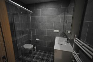 ein Badezimmer mit Dusche, Waschbecken und Toilette in der Unterkunft DORA BEYTEPE HoTEL in Çayyolu