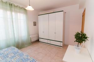カンネートにあるCasa Francesca Cannetoのベッドルーム1室(ベッド1台、白い大型キャビネット付)