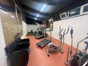 ein Fitnessstudio mit mehreren Trainingsgeräten in einem Raum in der Unterkunft DORA BEYTEPE HoTEL in Çayyolu