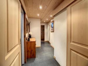 ein Flur mit einer Tür und ein Zimmer mit einem Tisch in der Unterkunft Asters 8 in Verbier