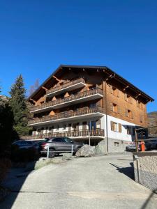 ein Gebäude, vor dem ein Auto geparkt ist in der Unterkunft Asters 8 in Verbier + 2 Fotos