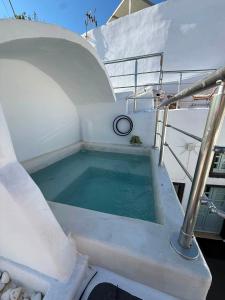 ein Tauchbecken auf einem Boot mit Wasser darin in der Unterkunft Otto house - Luxury cave home in Vóthon + 41 Fotos