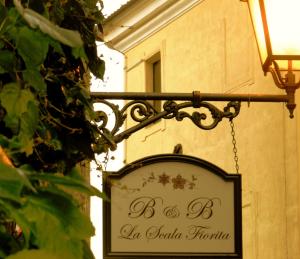 a sign attached to the side of a building at La Scala Fiorita in Anagni