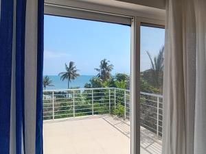 ein Zimmer mit Meerblick vom Balkon in der Unterkunft ZanziBeach Hotel in Jambiani
