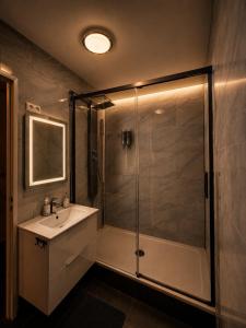 a bathroom with a shower and a sink at Suite O'Dream - Jacuzzi - Cinéma - Climatisation in Fleury-les-Aubrais +10 photos
