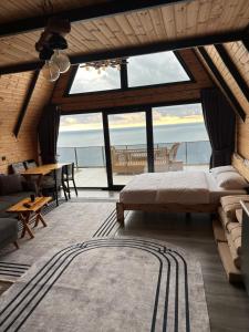 a living room with a bed and a view of the ocean at Deniz Üstü Bungalov in Fındıklı