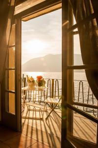 サーレ・マラジーノにあるCasa Danteのテーブルと椅子、海の景色を望むバルコニー