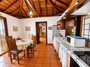 a kitchen with a table and a counter top at Tomasín in Puntallana