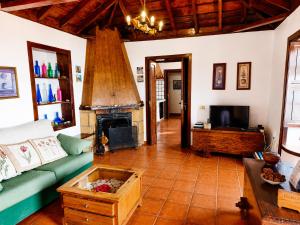a living room with a couch and a fireplace at Tomasín in Puntallana