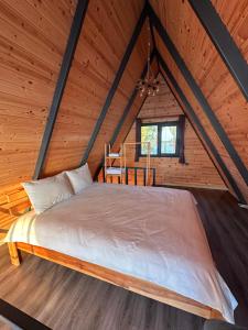 a bedroom with a bed in a wooden cabin at Deniz Üstü Bungalov in Fındıklı