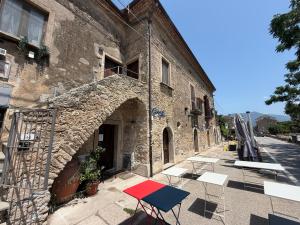 a group of tables and chairs outside of a building at La Maisonette di Paestum - Vicino ai Templi & Wi-Fi gratuito in Paestum