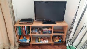 a television on a book shelf with books at Altbauvilla nahe Schlosspark in Eutin