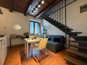a living room with a table and a staircase at La Maisonette di Paestum - Vicino ai Templi & Wi-Fi gratuito in Paestum