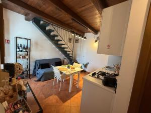 a kitchen and living room with a table and a staircase at La Maisonette di Paestum - Vicino ai Templi & Wi-Fi gratuito in Paestum +15 photos